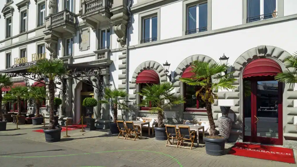 Der Eingangsbereich des Hotel Halm Konstanz bei strahlendem Sonnenschein.